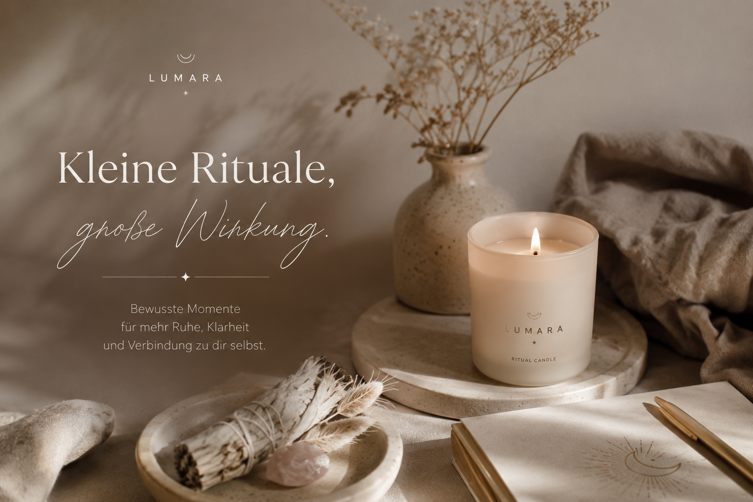 Handgemachte Ritualkerze auf Holztisch – Alltagsritual für innere Ruhe und Achtsamkeit